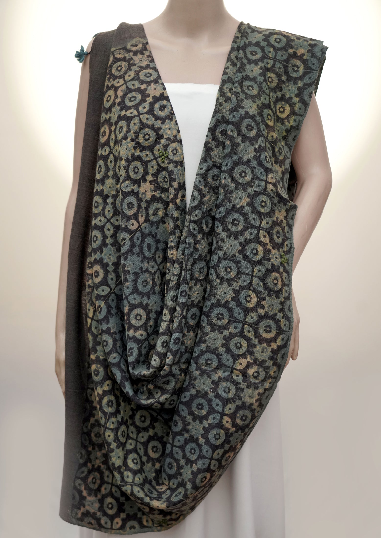 Ajrak Kaali Phoolwari | Handwoven Dupatta