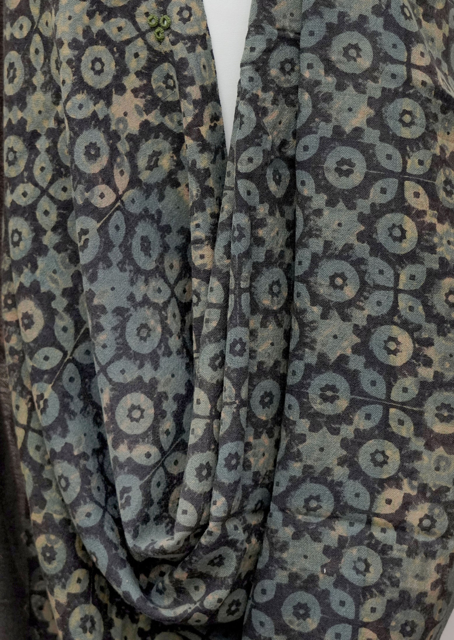 Ajrak Kaali Phoolwari | Handwoven Dupatta