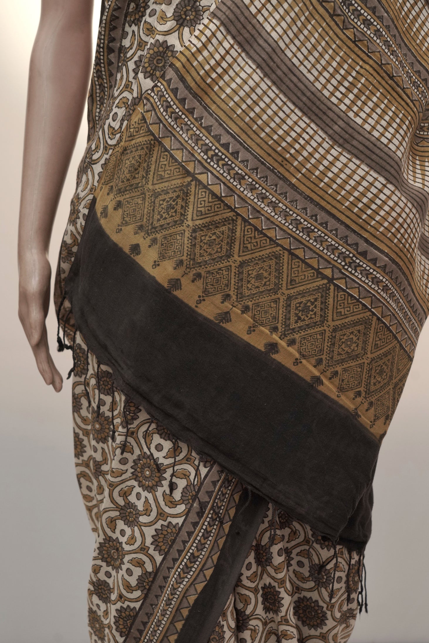 Ajrak Gulabi Rang | Handwoven Saree